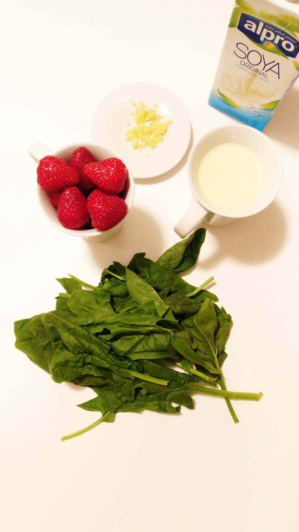 Strawberry spinach smoothie with ginger