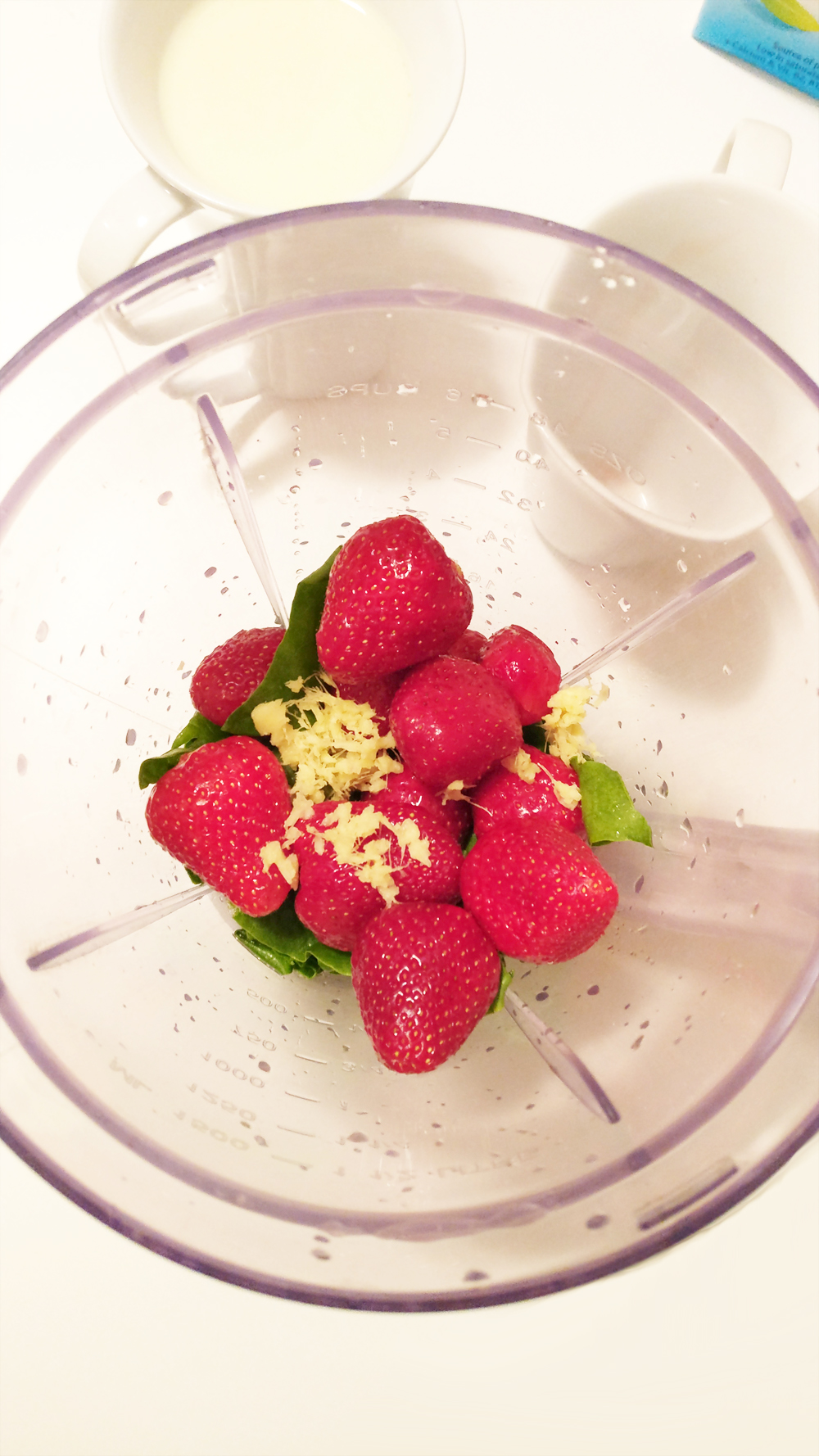 Strawberry spinach smoothie with ginger