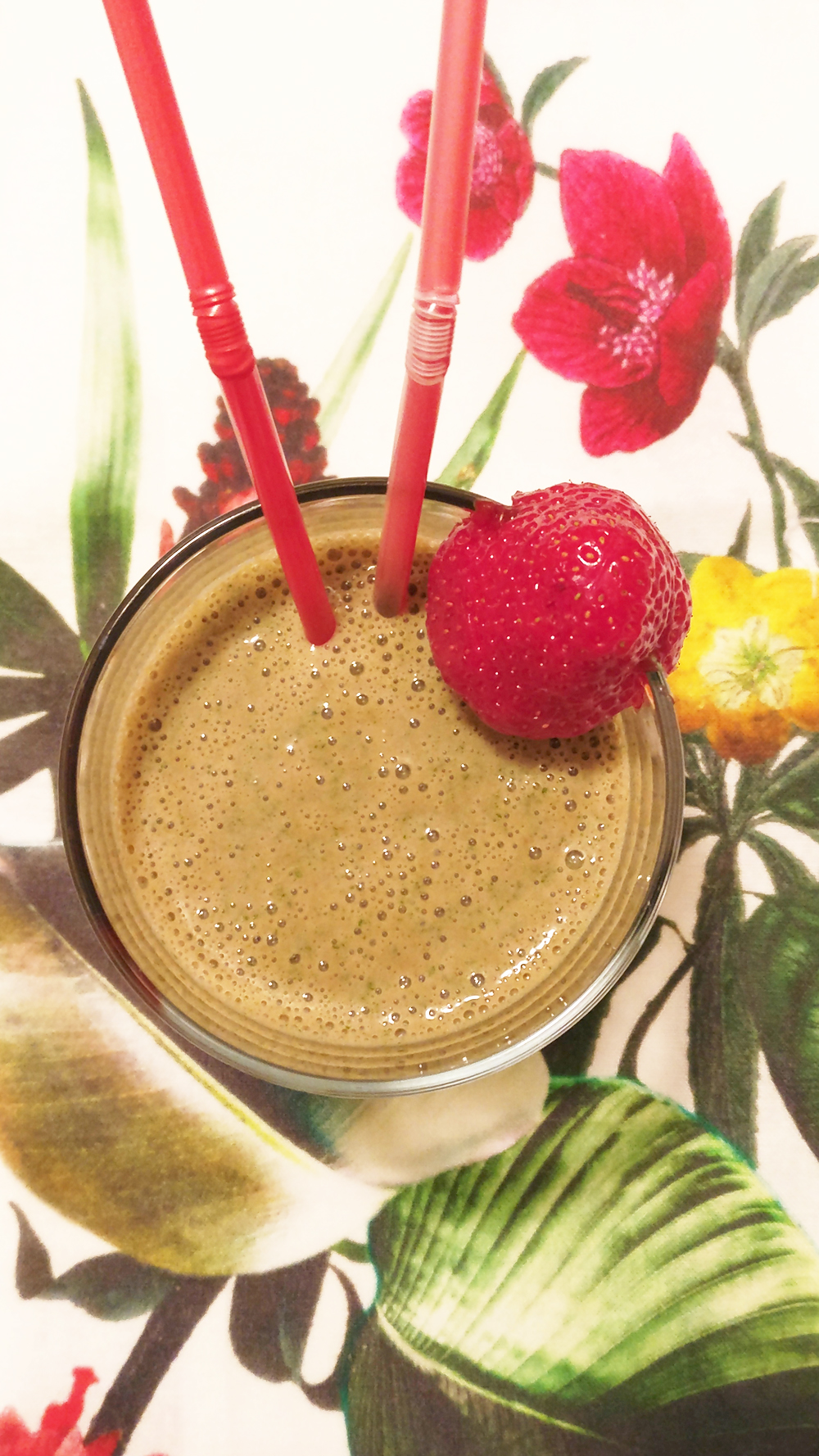 Strawberry spinach smoothie with ginger
