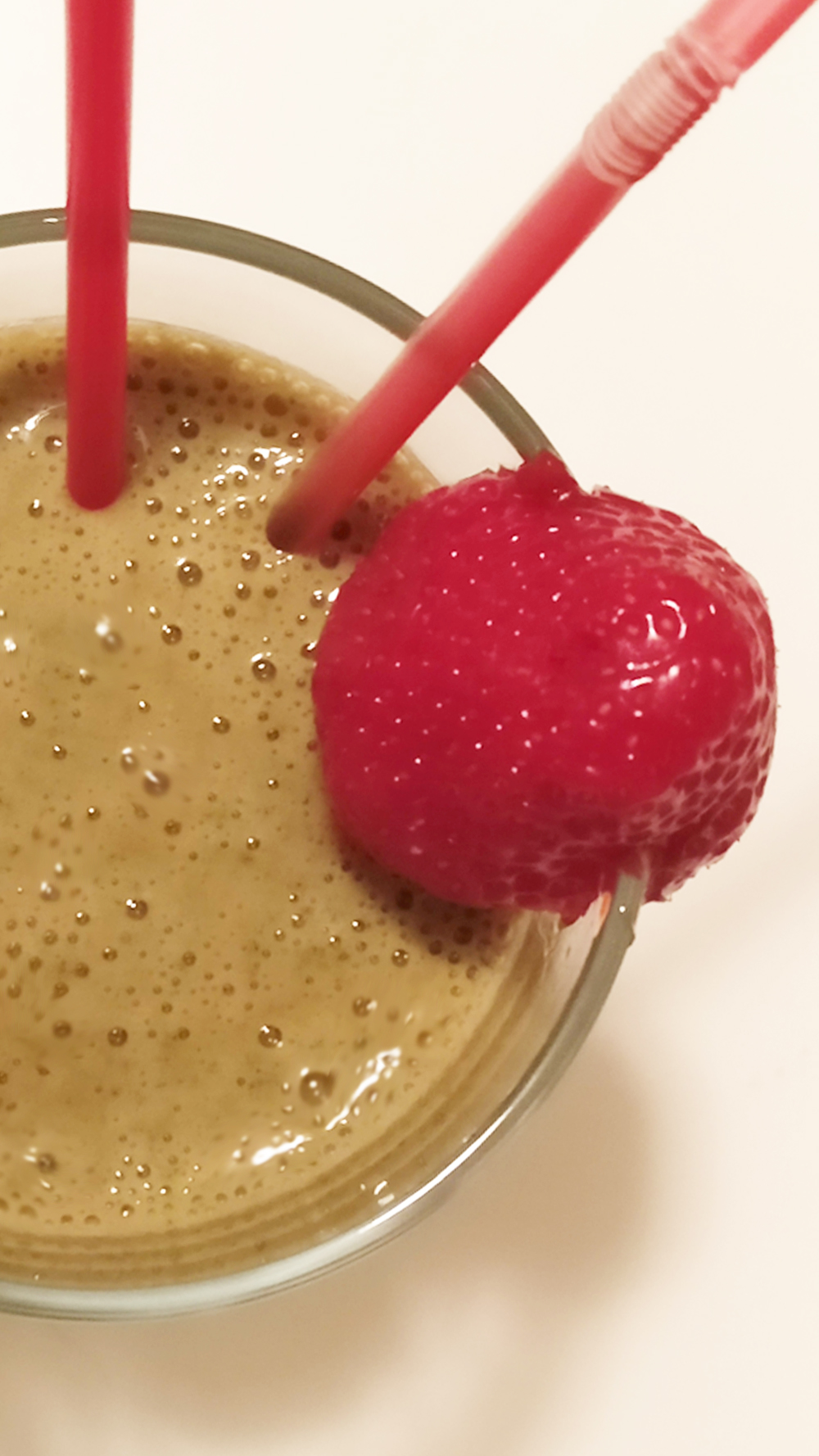 Strawberry spinach smoothie with ginger